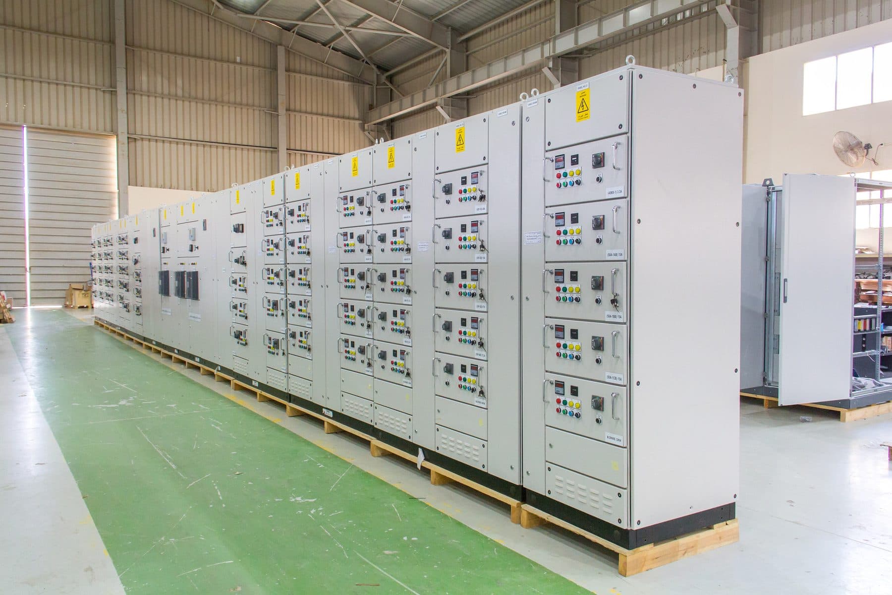 Fila de tableros de control terminados, listos para embarque
